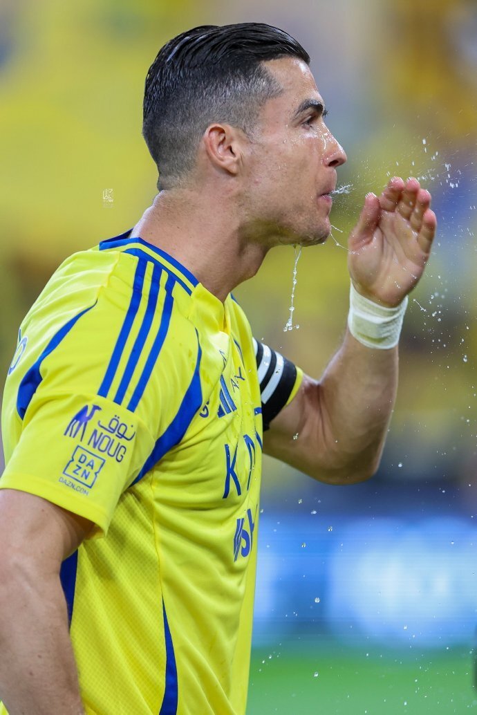 开云-C罗重返赛场,比赛规则变更首场状态出色,热火观众沸腾!-开云